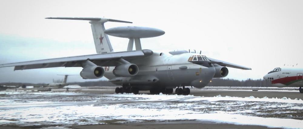 Auf diesem von der staatlichen Fernseh- und Rundfunkgesellschaft von Belarus zur Verfügung gestelltes Bild manövriert eine russische Beriev A-50 auf dem Luftwaffenstützpunkt Machulishchy.