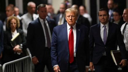 Der ehemalige US-Präsident Donald Trump geht am Tag einer Gerichtsanhörung vor dem Obersten Gerichtshof des Bundesstaates New York im Stadtteil Manhattan in New York City.