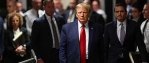Der ehemalige US-Präsident Donald Trump geht am Tag einer Gerichtsanhörung vor dem Obersten Gerichtshof des Bundesstaates New York im Stadtteil Manhattan in New York City.