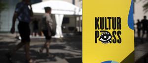 Tag der Offenen Tuer DEU, Deutschland, Germany, Berlin, 20.08.2023 Werbung fuer den Kulturpass der Kulturstaatsministerin am Stand der Beauftragten der Bundesregierung fuer Kultur und Medien am Tag der Offenen Tuer unter dem Motto Demokratie laedt ein der Bundesregierung im Bundeskanzleramt in Berlin Deutschland en: Advertisement for the culture pass of the Minister of State for Culture at the stand of the Federal Government Commissioner for Culture and the Media on the Open Day under the motto Democracy invites the federal government in the Federal Chancellery in Berlin Germany *** Tag der Offenen Tuer DEU, Germany, Germany, Berlin, 20 08 2023 Advertisement for the culture pass of the Minister of State for Culture at the stand of the Fed