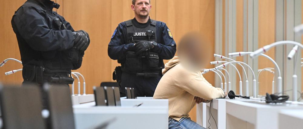 Der Angeklagte aus Eritrea in einem Gerichtssaal vor dem Beginn seines Prozesses.