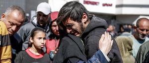 Menschen trauern am 29. Februar 2024, nachdem mehrere Menschen nach der Ankunft eines Hilfskonvois zu Tode kamen.