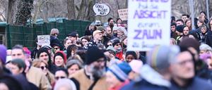 24.02.2024, Berlin: ·Görli bleibt auf· steht auf einem Plakat bei einer Demonstration gegen eine Umzäunung und nächtliche Schließung des Görlitzer Parks. Unter dem Motto ·Der Görli bleibt auf· gehen mehren Hundert Menschen durch Kreuzberg zum Park. Foto: Annette Riedl/dpa +++ dpa-Bildfunk +++