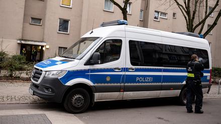 Berliner Polizisten stehen vor der Wohnung der ehemaligen RAF-Terroristin Daniela Klette.