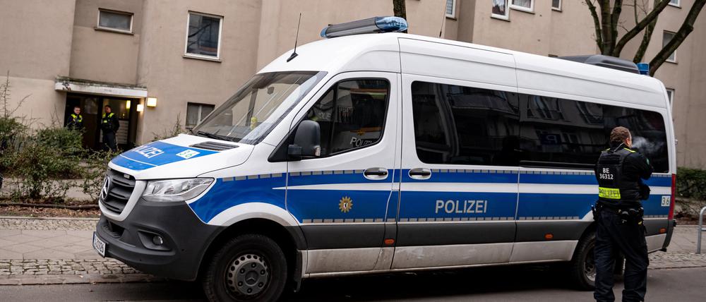 Berliner Polizisten stehen vor der Wohnung der ehemaligen RAF-Terroristin Daniela Klette.