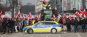 27.02.2024, Polen, Warschau: Bauern demontrieren in Warschau. Mit einem Sternmarsch in Warschau wollen die Bauern auf ihre Lage aufmerksam machen. Der Protest richtet sich gegen die EU-Agrarpolitik, aber auch gegen die Einfuhr günstiger Agrarprodukte aus der Ukraine. Foto: Leszek Szymanski/PAP/dpa +++ dpa-Bildfunk +++