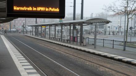 01.03.2024, Brandenburg, Potsdam: ·Warnstreik im  PNV in Potsdam· steht auf einer Anzeigetafel an einer verweisten Straßenbahnhaltestelle am Hauptbahnhof Potsdam. Am Freitag findet ein bundesweiter  PNV-Warnstreik von Verdi in Kooperation mit Fridays for Future unter der Motto #Wirfahrenzusammen statt. Foto: Georg Moritz/dpa +++ dpa-Bildfunk +++