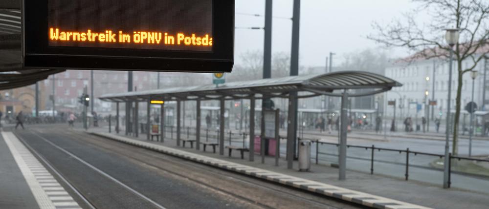 01.03.2024, Brandenburg, Potsdam: ·Warnstreik im  PNV in Potsdam· steht auf einer Anzeigetafel an einer verweisten Straßenbahnhaltestelle am Hauptbahnhof Potsdam. Am Freitag findet ein bundesweiter  PNV-Warnstreik von Verdi in Kooperation mit Fridays for Future unter der Motto #Wirfahrenzusammen statt. Foto: Georg Moritz/dpa +++ dpa-Bildfunk +++