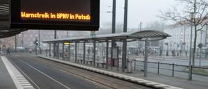 01.03.2024, Brandenburg, Potsdam: ·Warnstreik im  PNV in Potsdam· steht auf einer Anzeigetafel an einer verweisten Straßenbahnhaltestelle am Hauptbahnhof Potsdam. Am Freitag findet ein bundesweiter  PNV-Warnstreik von Verdi in Kooperation mit Fridays for Future unter der Motto #Wirfahrenzusammen statt. Foto: Georg Moritz/dpa +++ dpa-Bildfunk +++