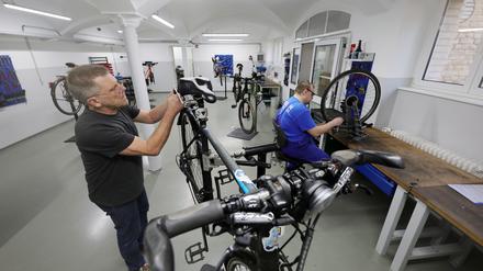 Oberlin Werkstätten eröffnen neue Fahrradwerkstatt in Potsdam-Babelsberg.
Pünktlich zum Frühjahr und dem Start der Fahrradsaison öffnen die Oberlin Werkstätten eine neue Fahrradwerkstatt für alle Kunden auf dem Hauptgelände des Oberlinhaus in der Rudolf-Breitscheid-Str. 24. Noch bis vor kurzem waren die 5 Beschäftigten mit Beeinträchtigung, sowie ein Gruppenleiter auf der Potsdamer Halbinsel Hermannswerder tätig. Mit dem Umzug nach Potsdam-Babelsberg sprechen sie einen neuen Kundenkreis an. Die Kunden können sich auf professionelle Reparaturen verlassen und gleichzeitig einen Beitrag zur Teilhabe von Menschen mit Behinderungen am Arbeitsleben leisten.
