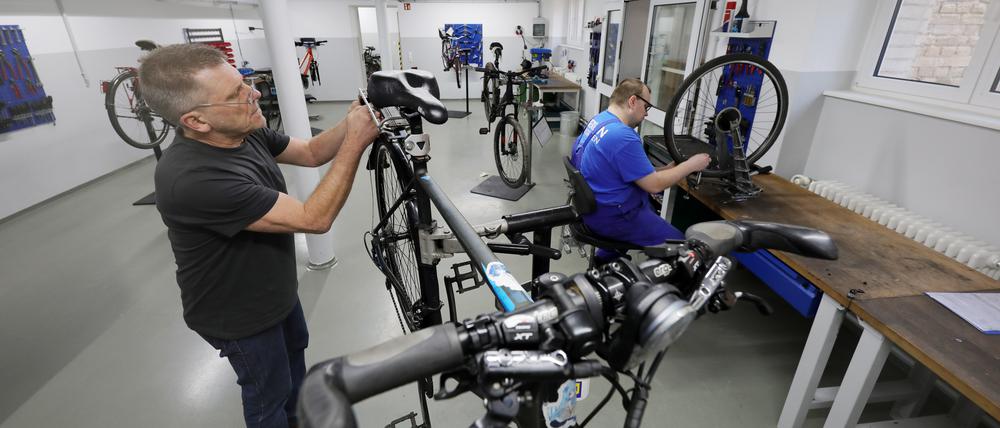 Oberlin Werkstätten eröffnen neue Fahrradwerkstatt in Potsdam-Babelsberg.
Pünktlich zum Frühjahr und dem Start der Fahrradsaison öffnen die Oberlin Werkstätten eine neue Fahrradwerkstatt für alle Kunden auf dem Hauptgelände des Oberlinhaus in der Rudolf-Breitscheid-Str. 24. Noch bis vor kurzem waren die 5 Beschäftigten mit Beeinträchtigung, sowie ein Gruppenleiter auf der Potsdamer Halbinsel Hermannswerder tätig. Mit dem Umzug nach Potsdam-Babelsberg sprechen sie einen neuen Kundenkreis an. Die Kunden können sich auf professionelle Reparaturen verlassen und gleichzeitig einen Beitrag zur Teilhabe von Menschen mit Behinderungen am Arbeitsleben leisten.