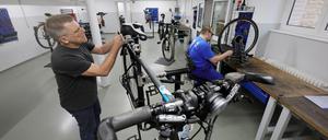 Oberlin Werkstätten eröffnen neue Fahrradwerkstatt in Potsdam-Babelsberg.
Pünktlich zum Frühjahr und dem Start der Fahrradsaison öffnen die Oberlin Werkstätten eine neue Fahrradwerkstatt für alle Kunden auf dem Hauptgelände des Oberlinhaus in der Rudolf-Breitscheid-Str. 24. Noch bis vor kurzem waren die 5 Beschäftigten mit Beeinträchtigung, sowie ein Gruppenleiter auf der Potsdamer Halbinsel Hermannswerder tätig. Mit dem Umzug nach Potsdam-Babelsberg sprechen sie einen neuen Kundenkreis an. Die Kunden können sich auf professionelle Reparaturen verlassen und gleichzeitig einen Beitrag zur Teilhabe von Menschen mit Behinderungen am Arbeitsleben leisten.