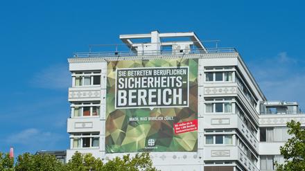Bundeswehr-Werbung an einer Hausfassade am Wittenberg Platz, Berlin.