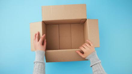 Häne öffnen ein leeres Paket nach Lieferung.