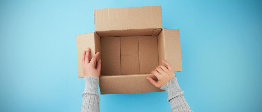 Häne öffnen ein leeres Paket nach Lieferung.