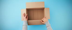 Häne öffnen ein leeres Paket nach Lieferung.