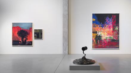 Die Skulptur „Kalter Fluss“ (2013) stammt von Karl Horst Hödicke, links davon hängen von Jonas Hödicke die Bilder „Nachts sind alle Bäume grau“ (2018).