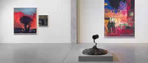 Die Skulptur „Kalter Fluss“ (2013) stammt von Karl Horst Hödicke, links davon hängen von Jonas Hödicke die Bilder „Nachts sind alle Bäume grau“ (2018).
