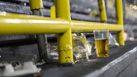 Ein Bierbecher im Stadion.