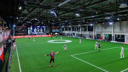 Die Baller League erinnert an Hallenfußball und erfreut sich gerade bei einem jungen Publikum wachsender Beliebtheit.
