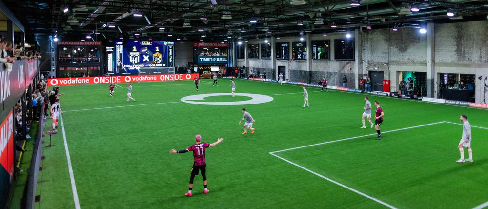 Die Baller League erinnert an Hallenfußball und erfreut sich gerade bei einem jungen Publikum wachsender Beliebtheit.