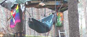 Eine Hängematte zwischen den Bäumen. Aus Protest gegen den E-Autobauer Tesla wollen Umweltschützer ein Waldstück in Grünheide bei Berlin weiter besetzt halten. 