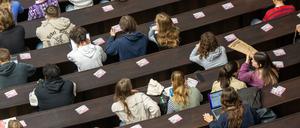 Studierende im Hörsaal.