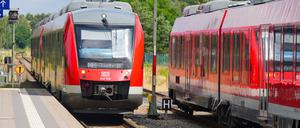 Zwei Regionalzüge der Linie RE 6 Prignitz-Express fahren mit Fahrtziel Berlin-Charlottenburg (r) bzw. Wittenberge (l) in den Bahnhof Neuruppin-West ein. Die Zugstrecke zwischen Hennigsdorf und Wittenberge im Nordwesten Brandenburgs soll auf gesamter Länge elektrifiziert werden. 