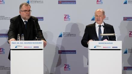 Siegfried Russwurm (l), Präsident des Bundesverbandes der Deutschen Industrie (BDI), und Bundeskanzler Olaf Scholz (SPD), nehmen nach dem Münchener Spitzengespräch der deutschen Wirtschaft an einer Pressekonferenz teil. Scholz und Vertreter der Wirtschaft trafen sich im Rahmen der Internationalen Handwerksmesse (IHM). 
