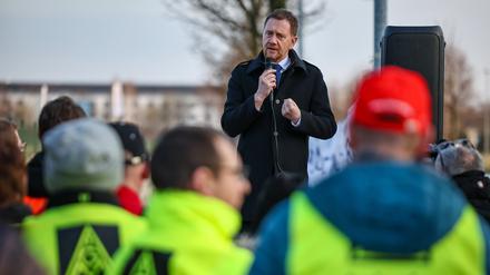 Ministerpräsident Michael Kretschmer spricht zur streikenden Belegschaft des Recycling-Betriebs SRW. 