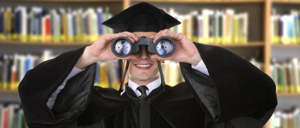 Hochschulabsolvent mit Doktorhut: Wer länger zur Schule geht, hat mehr Zukunft vor sich.