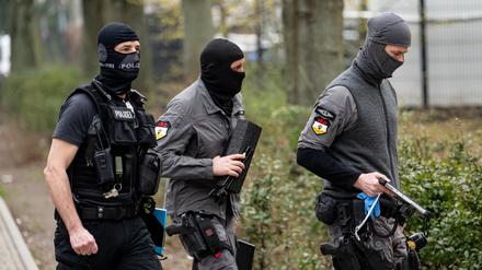 Entschärfer des kriminaltechnischen Institut der Berliner Polizei kommen zur Wohnung der ehemaligen RAF-Terroristin Daniela Klette.  