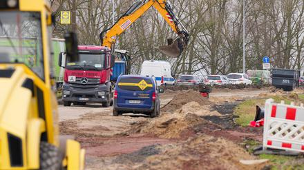 Autos fahren in Kolonne stadtauswärts an der Baustelle einer Brücke der Bundesstraße B 1 vorbei. 