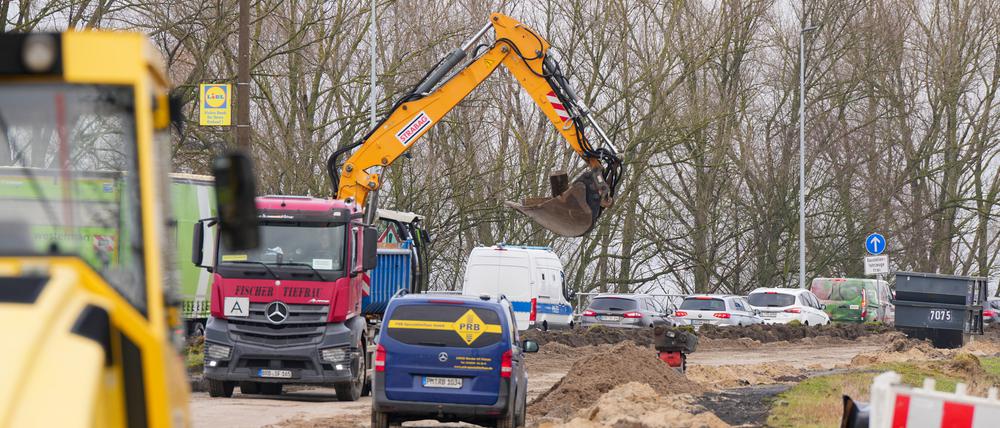 Autos fahren in Kolonne stadtauswärts an der Baustelle einer Brücke der Bundesstraße B 1 vorbei.