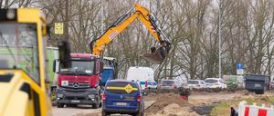 Autos fahren in Kolonne stadtauswärts an der Baustelle einer Brücke der Bundesstraße B 1 vorbei. 