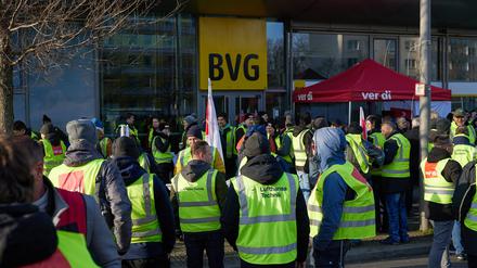 Zahlreiche Beschäftigte nehmen an einer Kundgebung vor der BVG-Zentrale teil. 