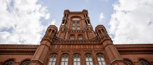 Das Rote Rathaus ist vor einer Pressekonferenz zur Unterzeichnung des Â«Zukunftspakts VerwaltungÂ» durch den Senat und die BezirksbÃ¼rgermeister zu sehen. +++ dpa-Bildfunk +++