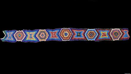 Region und Künstler unbekannt: Dieses Perlband („karatsoana“) aus Glas und
Pflanzenfaser tauschte, so die Objektinfo des Ethnologischen Museums Berlin, ein Missionar um 1878 gegen Vieh ein, bevor er es dem Museum verkaufte.