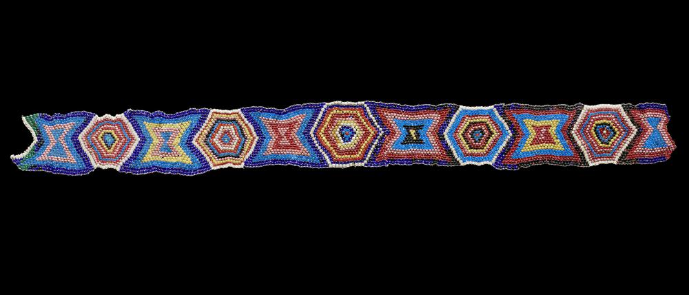 Region und Künstler unbekannt: Dieses Perlband („karatsoana“) aus Glas und
Pflanzenfaser tauschte, so die Objektinfo des Ethnologischen Museums Berlin, ein Missionar um 1878 gegen Vieh ein, bevor er es dem Museum verkaufte.