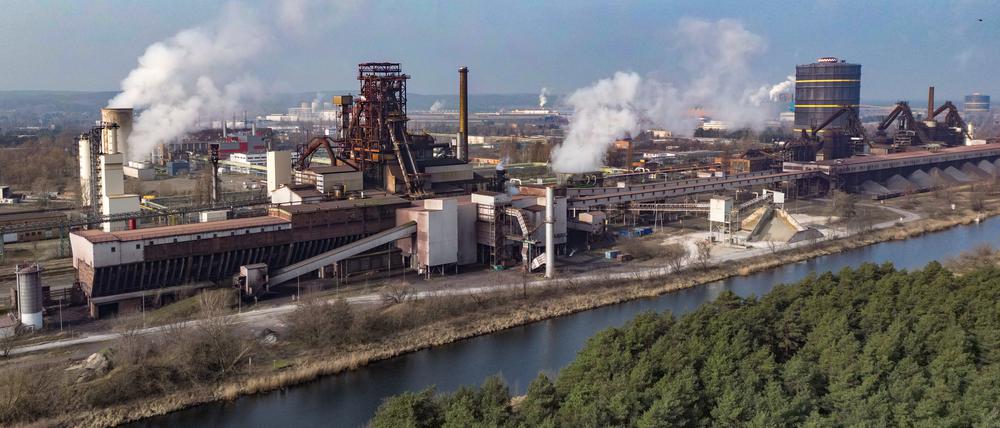 02.03.2024, Brandenburg, Eisenhüttenstadt: Ein Hochofen (l) auf dem Werksgelände von ArcelorMittal Eisenhüttenstadt GmbH (Luftaufnahme mit einer Drohne). Am selben Tag besuchten der brandenburgische Ministerpräsident Woidke (SPD) und der brandenburgische Wirtschaftsminister Steinbach (SPD) den neuen CEO von ArcelorMittal Bremen und Eisenhüttenstadt, Thomas Bünger. Nach der EU-Freigabe für eine Förderung von klimaneutraler Stahlproduktion bei Arcelor Mittal am Standort Eisenhüttenstadt arbeitet das Unternehmen an nächsten Transformationsschritten. Foto: Patrick Pleul/dpa +++ dpa-Bildfunk +++
