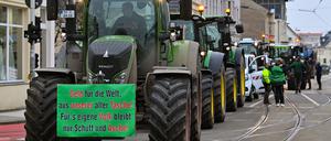 Brandenburg, Cottbus: Landwirte kommen mit Traktoren zu einer Demonstration (Archivbild vom 27.02.2024).