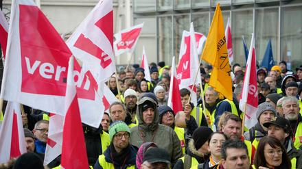 Das Bodenpersonal der Lufthansa bei einem Streik am 07. Februar in Frankfurt a.M.   
