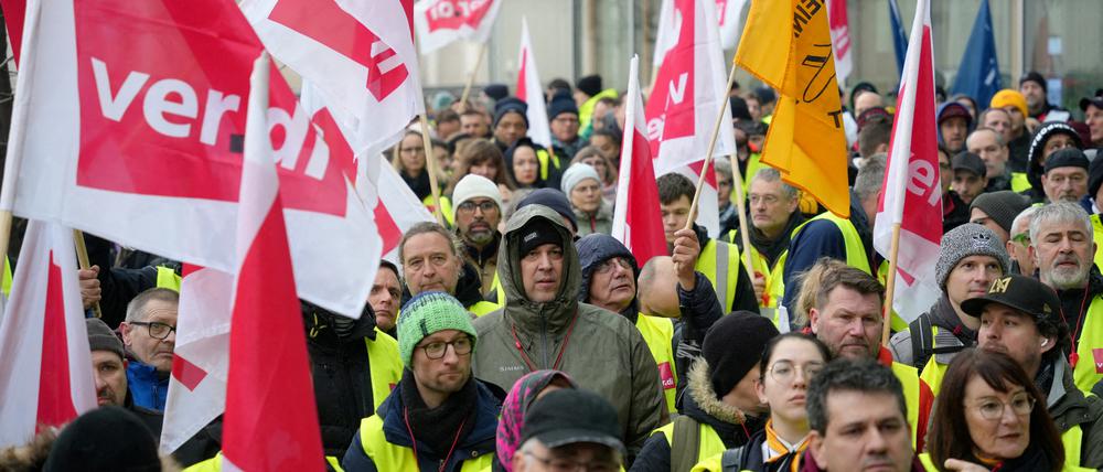 Das Bodenpersonal der Lufthansa bei einem Streik am 07. Februar in Frankfurt a.M.