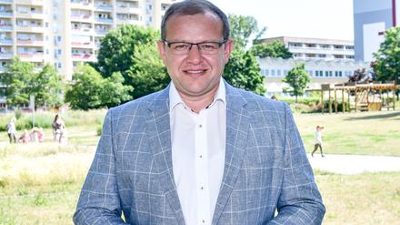 Der Russlanddeutsche Walter Gauks steht am 17. Juni 2022 in Berlin Marzahn. 
