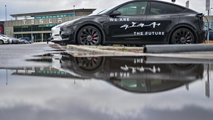 20.02.2024, Brandenburg, Grünheide: Das Werk der Tesla-Gigafactory Berlin-Brandenburg. Das Ergebnis einer Bürgerbefragung in Grünheide bei Berlin über die Pläne des Autobauers Tesla zur Erweiterung des Fabrikgeländes soll an diesem Dienstag bekannt gegeben werden. Die Frist für die Stimmabgabe endete am vergangenen Freitag. Tesla will neben dem 300 Hektar großen Werksgelände auf zusätzlichen rund 170 Hektar einen Güterbahnhof, Lagerhallen und einen Betriebskindergarten errichten. Dafür sollen mehr als 100 Hektar Wald gerodet werden. Foto: Patrick Pleul/dpa +++ dpa-Bildfunk +++