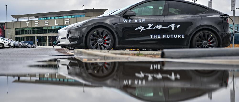 20.02.2024, Brandenburg, Grünheide: Das Werk der Tesla-Gigafactory Berlin-Brandenburg. Das Ergebnis einer Bürgerbefragung in Grünheide bei Berlin über die Pläne des Autobauers Tesla zur Erweiterung des Fabrikgeländes soll an diesem Dienstag bekannt gegeben werden. Die Frist für die Stimmabgabe endete am vergangenen Freitag. Tesla will neben dem 300 Hektar großen Werksgelände auf zusätzlichen rund 170 Hektar einen Güterbahnhof, Lagerhallen und einen Betriebskindergarten errichten. Dafür sollen mehr als 100 Hektar Wald gerodet werden. Foto: Patrick Pleul/dpa +++ dpa-Bildfunk +++