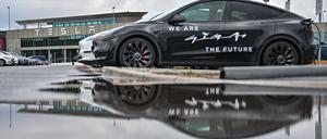 20.02.2024, Brandenburg, Grünheide: Das Werk der Tesla-Gigafactory Berlin-Brandenburg. Das Ergebnis einer Bürgerbefragung in Grünheide bei Berlin über die Pläne des Autobauers Tesla zur Erweiterung des Fabrikgeländes soll an diesem Dienstag bekannt gegeben werden. Die Frist für die Stimmabgabe endete am vergangenen Freitag. Tesla will neben dem 300 Hektar großen Werksgelände auf zusätzlichen rund 170 Hektar einen Güterbahnhof, Lagerhallen und einen Betriebskindergarten errichten. Dafür sollen mehr als 100 Hektar Wald gerodet werden. Foto: Patrick Pleul/dpa +++ dpa-Bildfunk +++