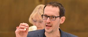 Benjamin Raschke (Bündnis90/Grüne) spricht in der Debatte des Landtages.