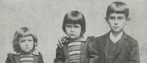 Beim Fotografen. Valli, Elli und der rund zehnjährige Franz  Kafka (um 1893). 