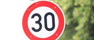 An der Fußgängerampel vor der Grundschule Bornim gilt 24 Stunden am Tag Tempo 30. Laut Stadtverwaltung ist das nicht anders möglich.